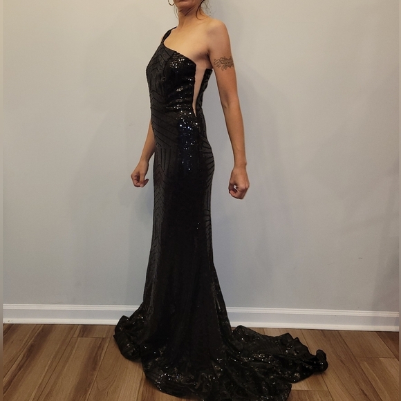 Black sequin one shoulder gown with train size small - Picture 3 of 6